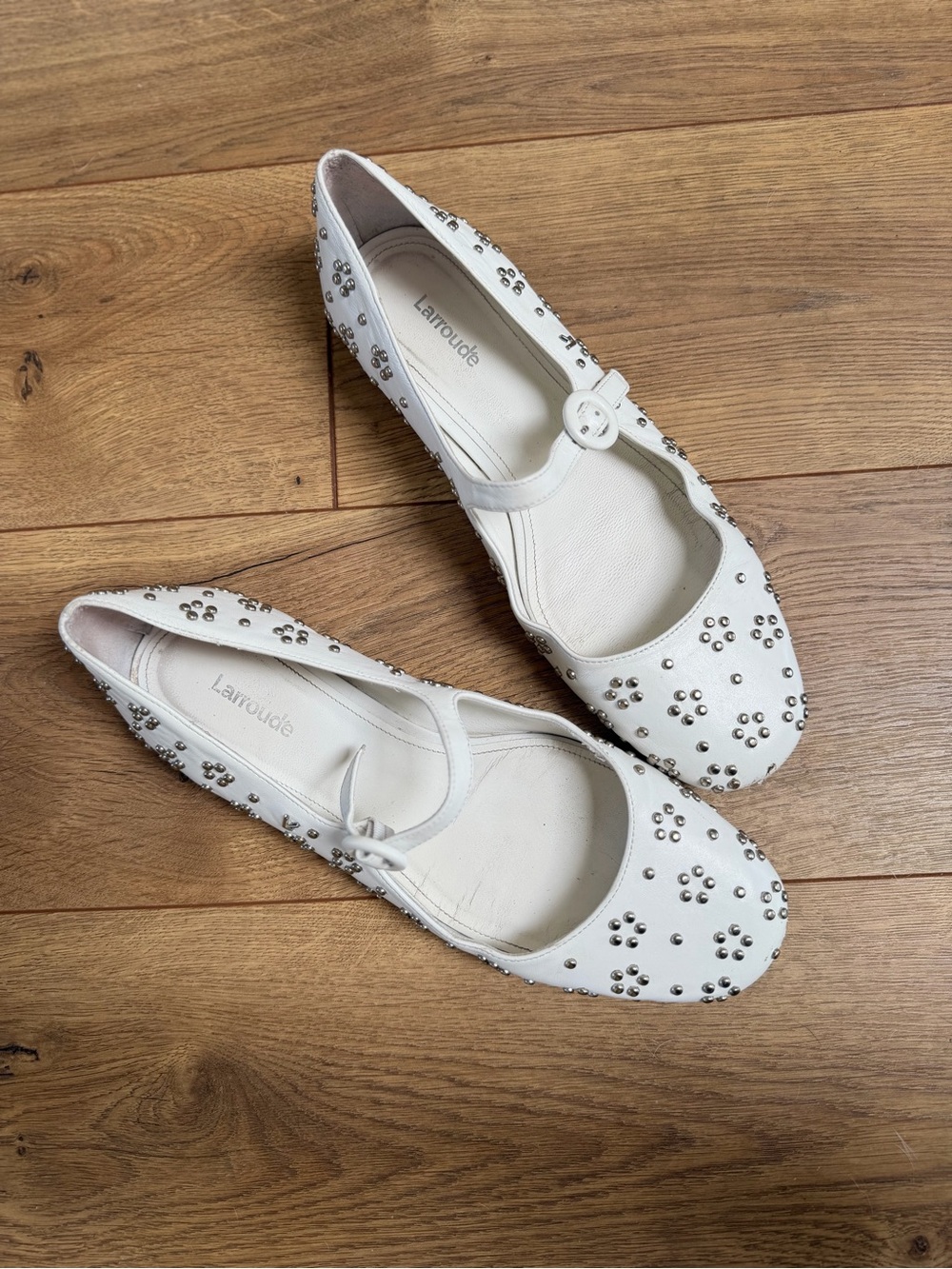 Larroude Blair Ballet Flat In White Leather and Metallic Studs sz 8